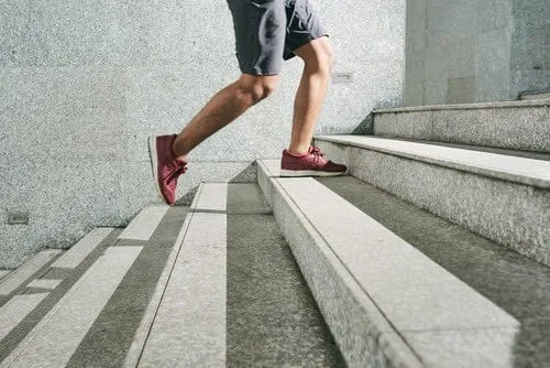 Saiba os benefícios para sua saúde ao trocar o elevador pela escada
