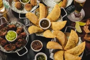 Estreias no novo cardápio do Bar Nacional vão do lanche suculento as caipirinhas