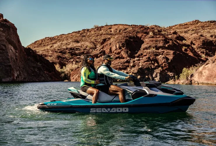 De jet que se transforma em prancha a bote motorizado com comando à distância e “foil surfing”. Conheça novidades do São Paulo Boat Show