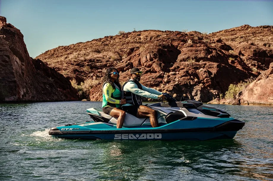 De jet que se transforma em prancha a bote motorizado com comando à distância e “foil surfing”. Conheça novidades do São Paulo Boat Show