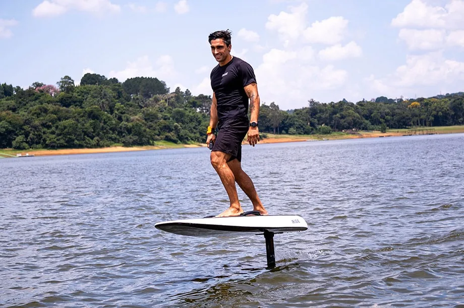 De jet que se transforma em prancha a bote motorizado com comando à distância e “foil surfing”. Conheça novidades do São Paulo Boat Show