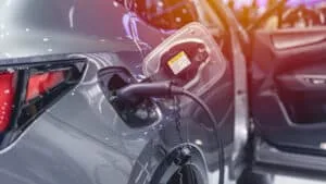 Crescimento de 560% nas importações de veículos elétricos impulsiona o mercado automotivo em 2024.