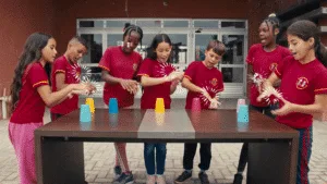 Curta-metragem revela o fascínio das crianças com jogos de ritmo e criatividade