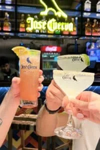 Sequência de comida mexicana ilimitada harmoniza bem com drinks no Taco