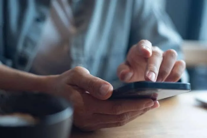 Excesso de telas também afeta saúde mental de adultos;  veja sinais de alerta