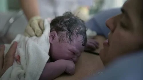 7 pontos para entender o que acontece  nas primeiras horas de vida do bebê