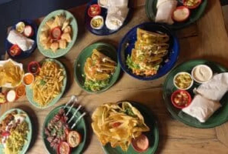 Sequência de comida mexicana ilimitada harmoniza bem com drinks no Taco
