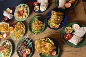 Sequência de comida mexicana ilimitada harmoniza bem com drinks no Taco