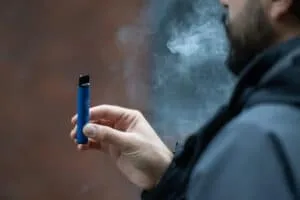 Cigarro eletrônico aumenta risco de problemas nos dentes e na gengiva