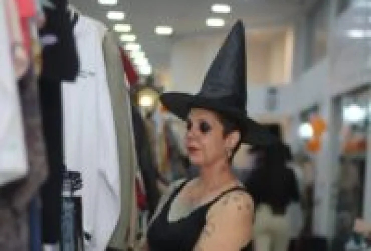 Entre Araras e Fantasias, Encontro de Brechós Saí do Armário Transforma o Halloween em Estilo e Diversão