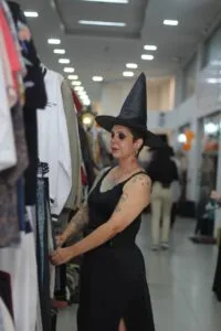 Entre Araras e Fantasias, Encontro de Brechós Saí do Armário Transforma o Halloween em Estilo e Diversão