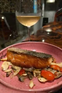 Gastronomia e vinhos para celebrar a primavera no Vino! Batel
