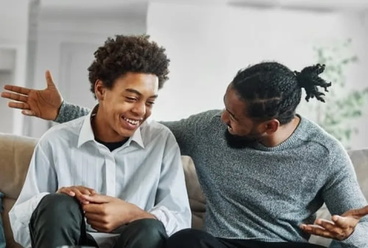 Adolescentes sentem que recebem pouco  apoio emocional dos pais, diz estudo