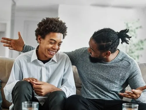 Adolescentes sentem que recebem pouco  apoio emocional dos pais, diz estudo