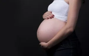 Cerclagem uterina: entenda a cirurgia realizada por Eliana, Nadja Haddad e outras grávidas