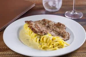 Pratos campeões de venda estrelam Menu do Chef no Restaurante Maria Eugênia