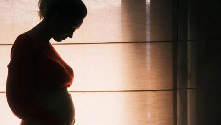 Em caso inédito, mulher com câncer ginecológico  muda útero de lugar e engravida
