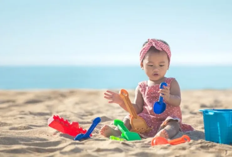 Primeira vez do bebê na praia? 5 pontos de atenção que os pais devem ter
