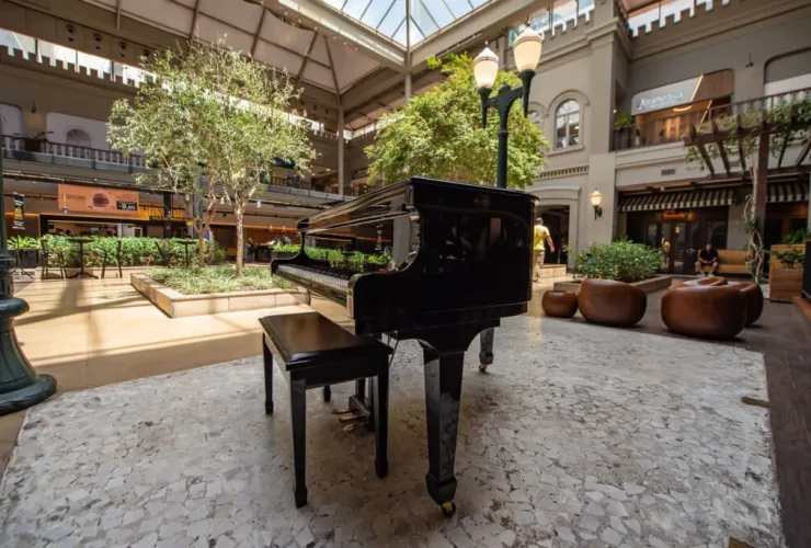 Shopping Curitiba divulga a agenda de janeiro do projeto Pianista no Largo