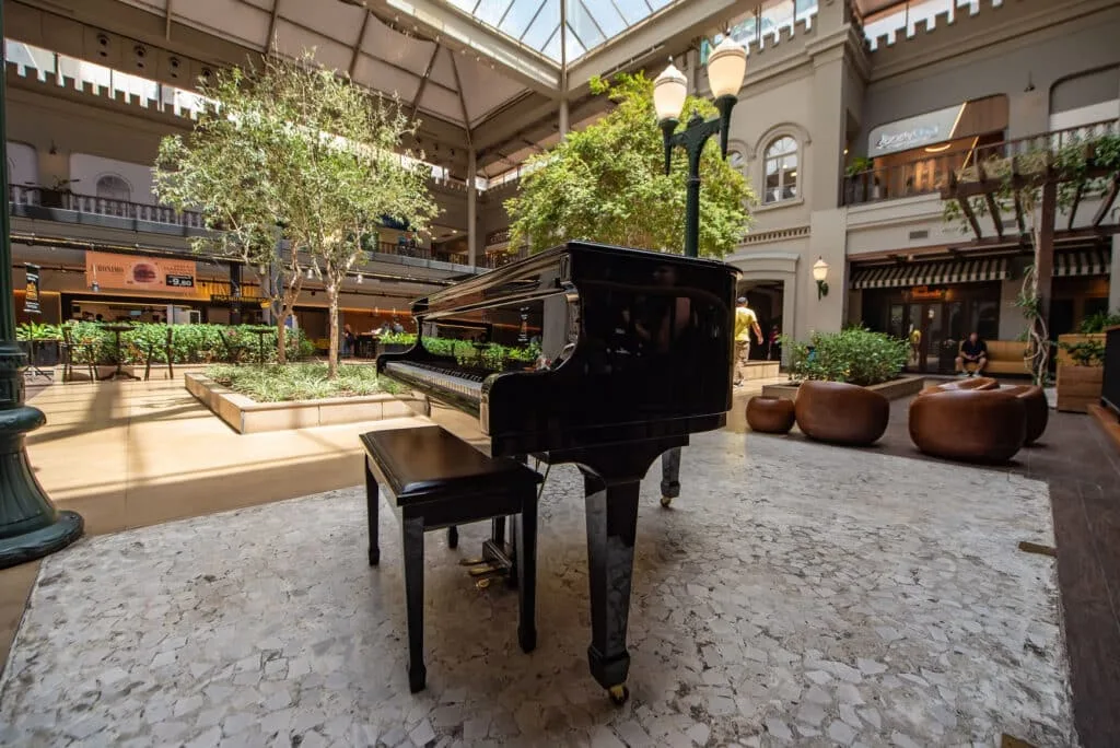 Shopping Curitiba divulga a agenda de janeiro do projeto Pianista no Largo