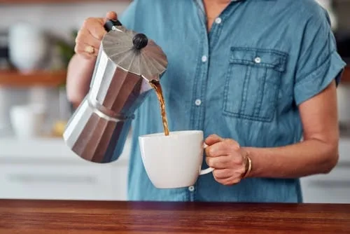 Beber café ao acordar faz mal? Sem comprovação, 
dúvida se espalha nas redes