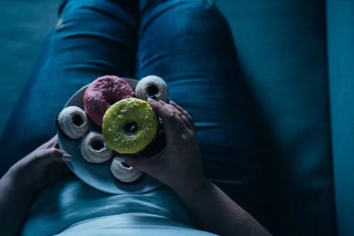 Jejum intermitente: como a dieta pode estar 
associada à compulsão alimentar
