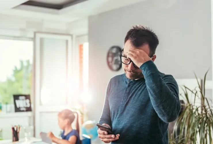 “Tecnoferência”: como a distração dos pais ao celular impacta os filhos?
