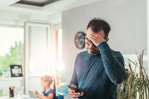 “Tecnoferência”: como a distração dos pais ao celular impacta os filhos?
