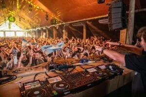 Carnaval do Warung Beach Club traz grandes nomes da música eletrônica internacional