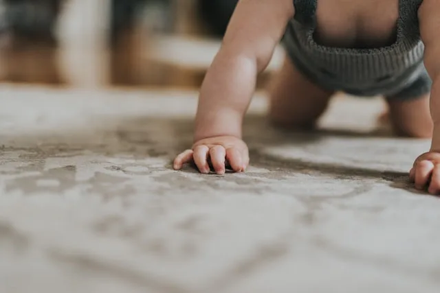Bebês que brincam no chão começam  a se locomover mais cedo, aponta estudo