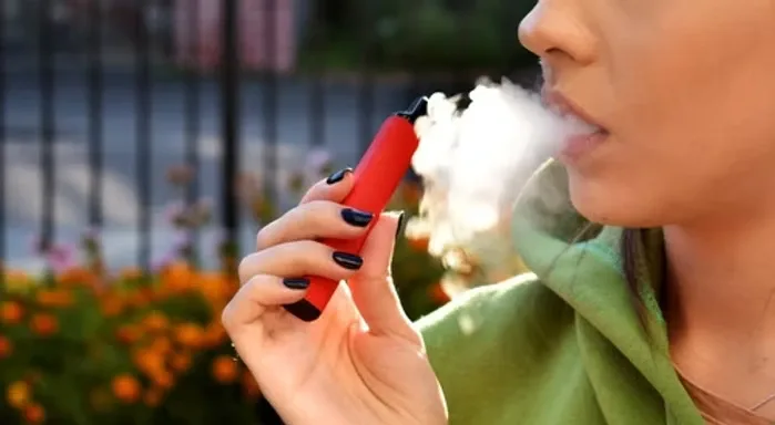 “Vape face”: como o cigarro eletrônico ajuda no envelhecimento da pele
