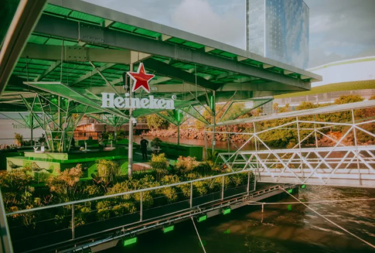 Bar flutuante da Heineken gera R$ 2 mi para projeto sustentável