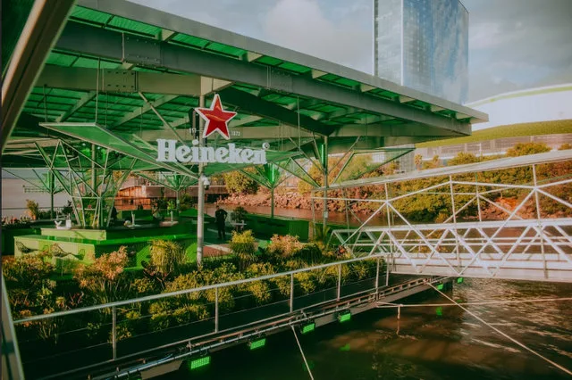 Bar flutuante da Heineken gera R$ 2 mi para projeto sustentável