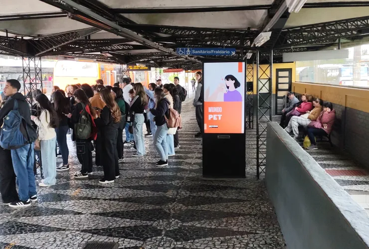 Curitiba apresenta nova programação nas TVs dos ônibus