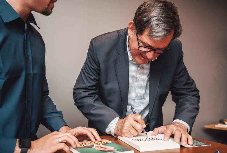 Biografia revela a trajetória do paranaense que criou um dos maiores polos de inovação do país