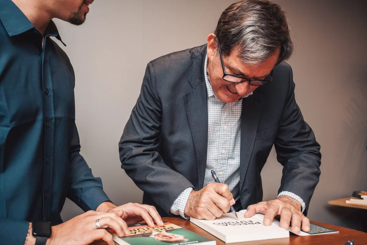 Biografia revela a trajetória do paranaense que criou um dos maiores polos de inovação do país