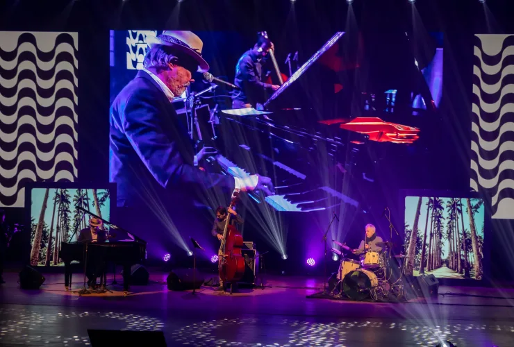 Casa Jobim é lançado em noite memorável no Teatro Guaíra