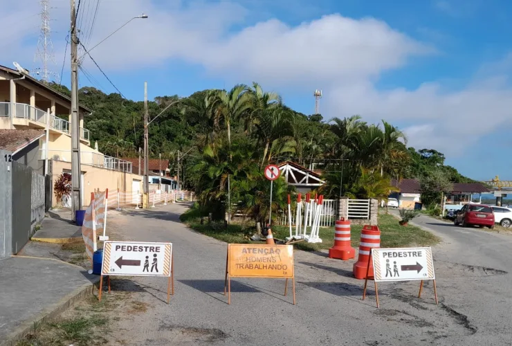 Imagem aérea da praia de Caieiras, em Guaratuba, com destaque para ruas que receberão obras de esgoto e, ao fundo, a área de acesso à futura ponte para Caiobá.