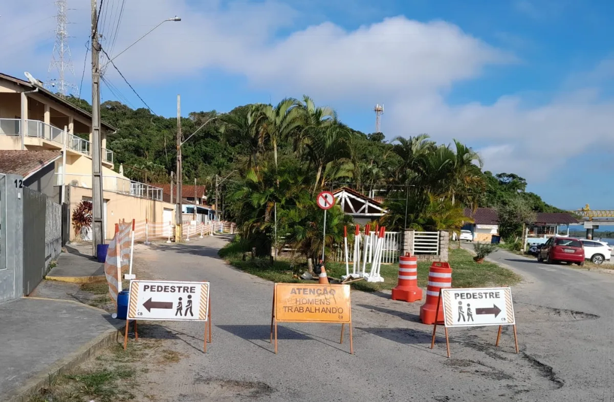 Imagem aérea da praia de Caieiras, em Guaratuba, com destaque para ruas que receberão obras de esgoto e, ao fundo, a área de acesso à futura ponte para Caiobá.