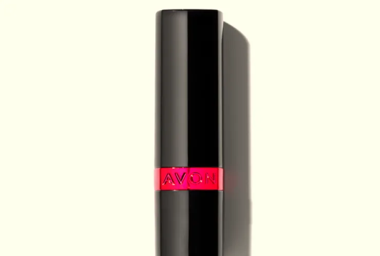 Avon apresenta nova fórmula da linha Ultra e lança o Ultra Color Brilhante, com brilho intenso e alta pigmentação