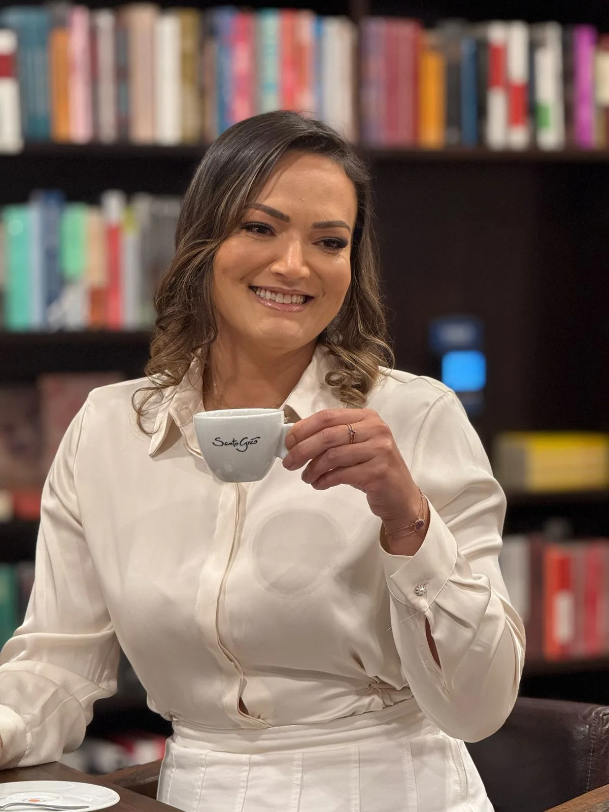Escritora e astrônoma Erika Rossetto, radicada em Curitiba, lança livro infantil que une astronomia e sustentabilidade