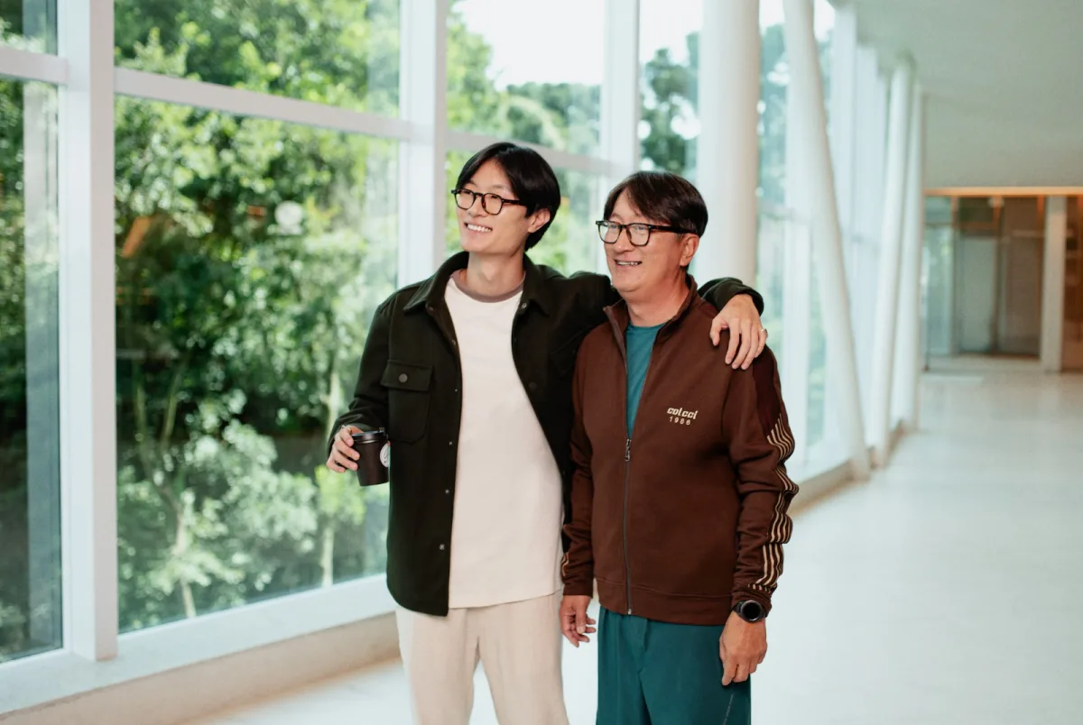 Pai e filho sorrindo em frente a uma picape Rampage Big Horn, promovendo a campanha de Dia dos Pais 2025 no ParkShoppingBarigüi.