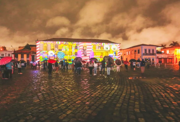 Unindo tecnologia, teatro e música, o espetáculo de projeção Coração de São João será apresentado nas paredes do MAE - Museu de