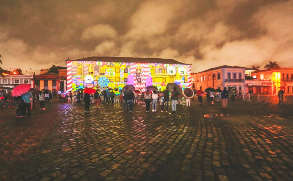 Unindo tecnologia, teatro e música, o espetáculo de projeção Coração de São João será apresentado nas paredes do MAE - Museu de