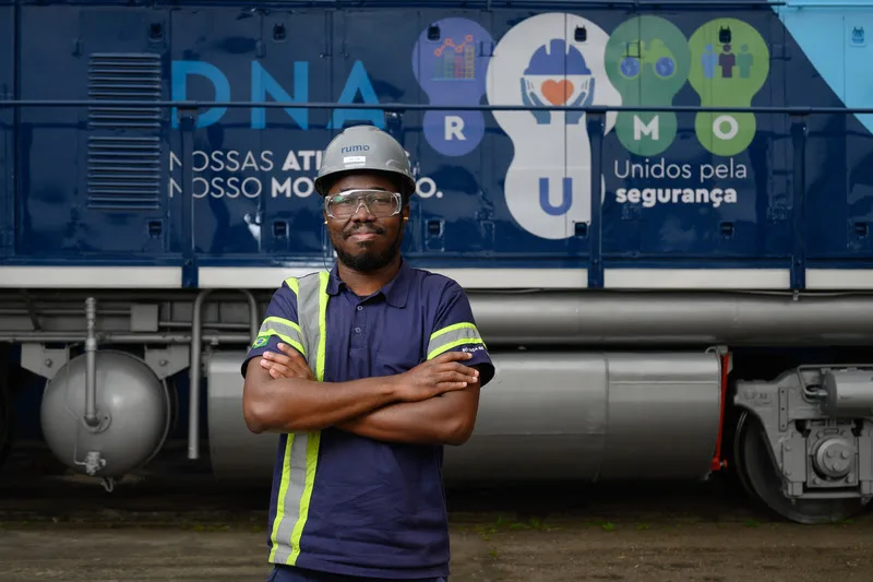 A Rumo, maior concessionária de ferrovias do país, iniciou o processo seletivo para o Programa de Estágio 2025. A empresa oferece vagas nas unidades operacionais e administrativas, localizadas nos estados do Paraná, Mato Grosso e São Paulo.    O processo seletivo é composto por quatro etapas princip