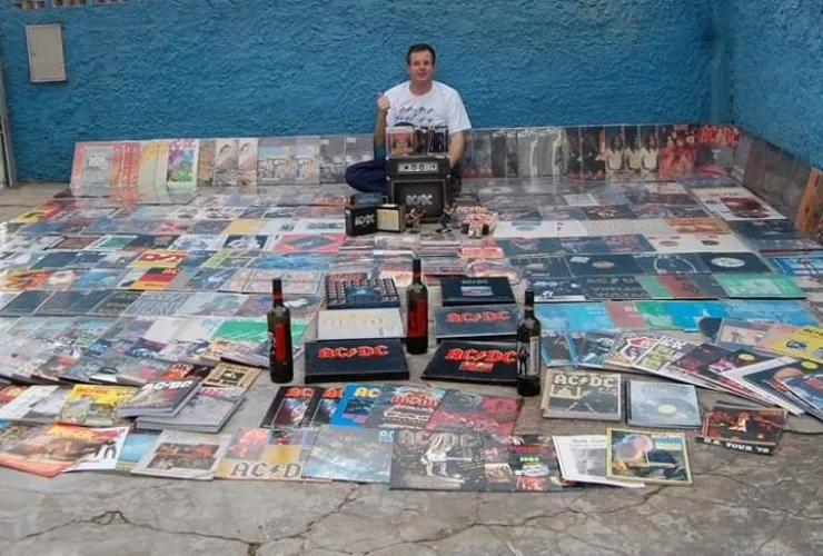 Maior colecionador de AC/DC do Brasil participa de encontro de vinil em Curitiba