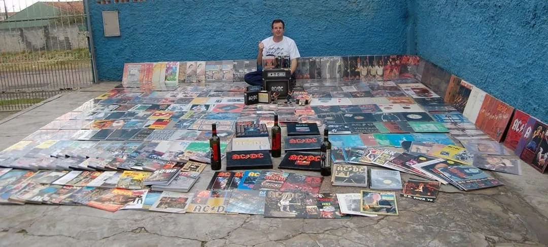 Maior colecionador de AC/DC do Brasil participa de encontro de vinil em Curitiba