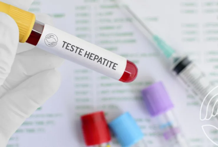 Gráfico com a redução das mortes por hepatite C no Brasil entre 2014 e 2024, representando queda de 60% na taxa de mortalidade