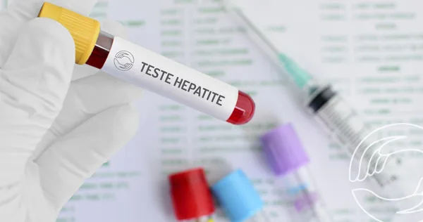 Gráfico com a redução das mortes por hepatite C no Brasil entre 2014 e 2024, representando queda de 60% na taxa de mortalidade