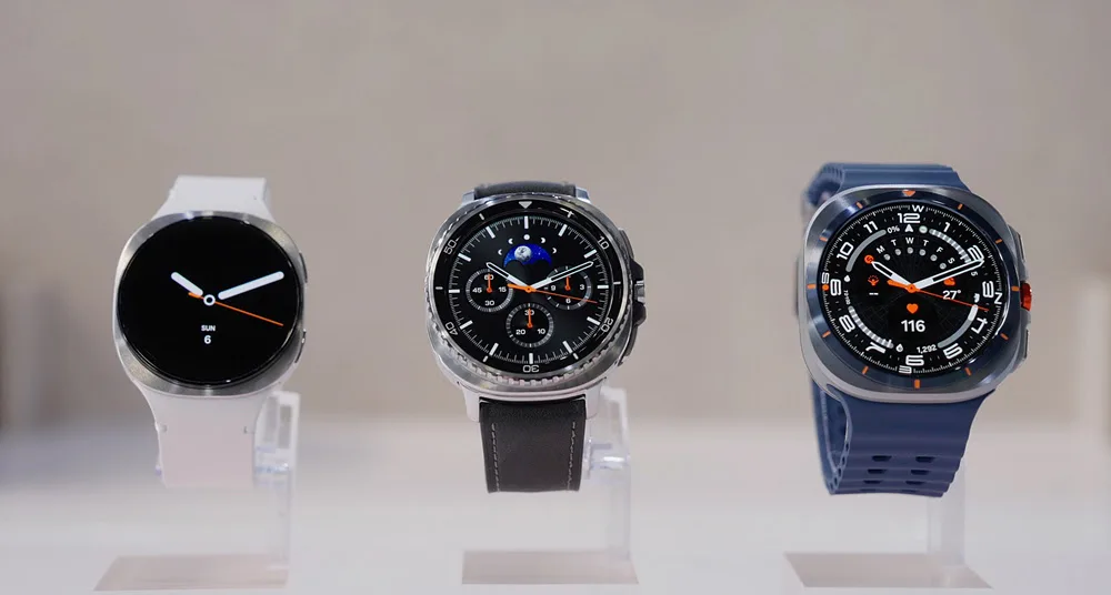(Da esquerda para a direita) Galaxy Watch8 Prata, Galaxy Watch8 Classic Preto e Galaxy Watch Ultra Titânio Azul
